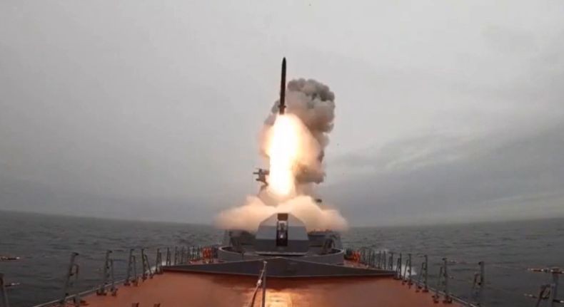 Ngeri, Rusia Rilis Video Rudal Kalibr Hantam Kapal Berjarak 300 Km