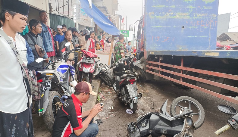 Ngeri, Diduga Rem Blong Fuso Lindas 15 Motor di Pasar Gekbrong Cianjur