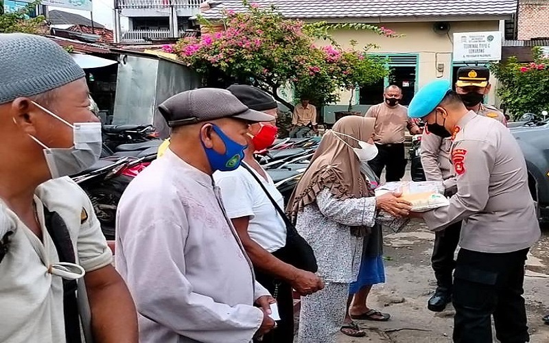 Polda Sumsel Bagikan Bansos ke Masyarakat Terdampak Kenaikan Harga BBM 