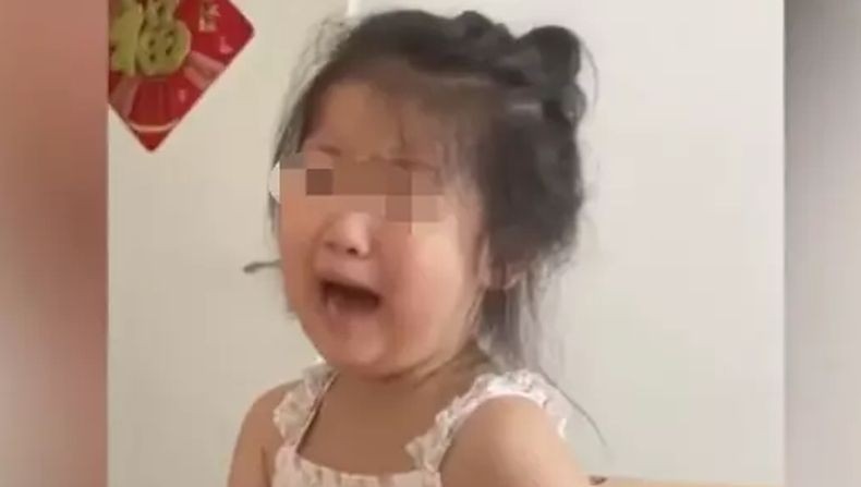 Lucunya, Bocah Perempuan Ini Nangis karena Tak Suka Disebut Mirip Ayahnya