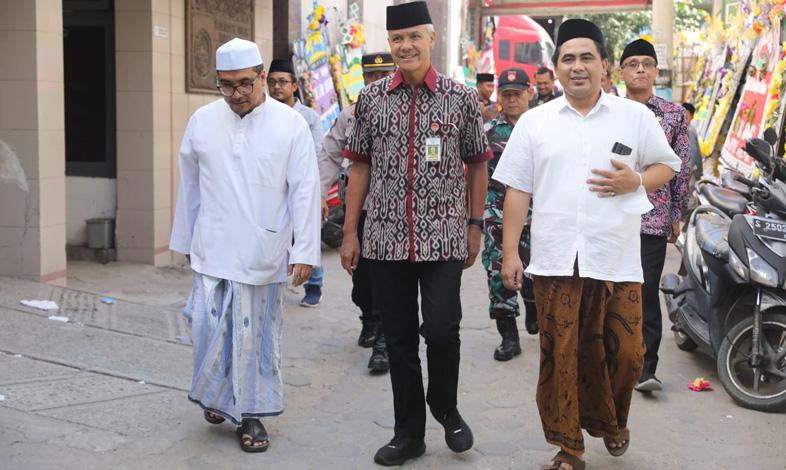 Ganjar Kenang Istri Mbah Moen: Beliau Sosok Pendamping yang Luar Biasa dan Hebat
