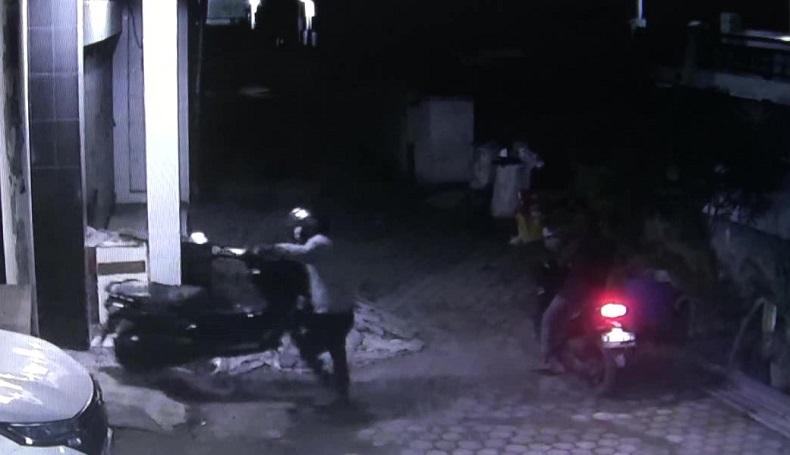 2 Pencuri Satroni Kontrakan di Padalarang KBB, Gasak Motor Nmax dengan Santai