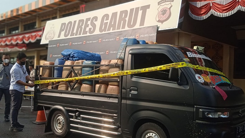 Polisi Gagalkan Penimbunan 2.000 Liter BBM Bersubsidi dan Tangkap 2 Warga Garut 