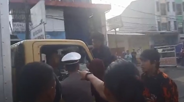 Demo BBM di Gowa Ricuh, Massa Menyandera dan Rebut Kunci Mobil Truk