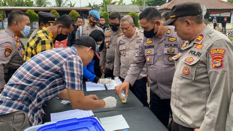 Puluhan Perwira Polres Lampung Utara Mendadak Dites Urine