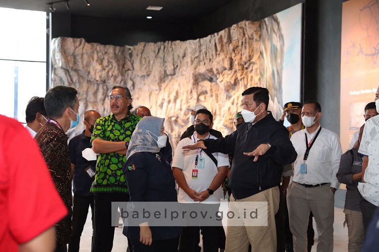 Tiba di Belitung, Menko Luhut Disambut dengan Segarnya Minuman Es Jeruk Kunci