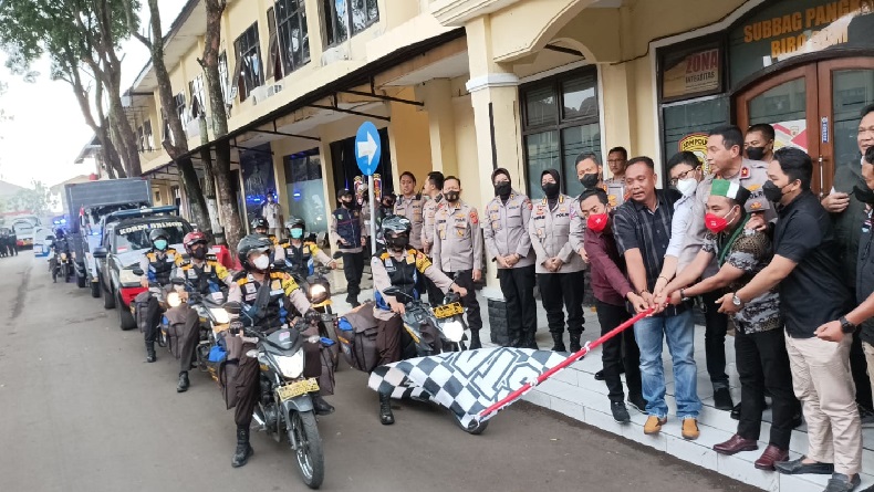 Harga BBM Naik, Polda Jabar Bagikan Sembako untuk Masyarakat Terdampak