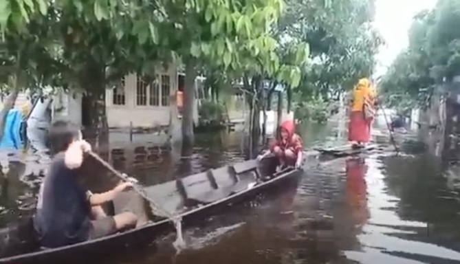 Banjir Belum Surut, Siswa Terpaksa Berangkat ke Sekolah dengan Perahu Rakit