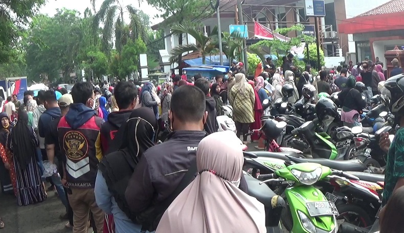 Ribuan Warga Cairkan BLT BBM di Kantor Pos Purwakarta, Antre hingga ke Jalan Raya