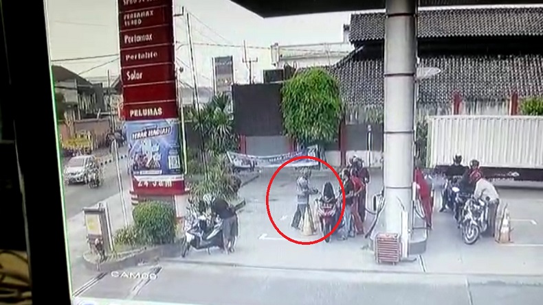 Detik-Detik Pria Paruh Baya Coba Bakar Motor di SPBU Tangkil Cirebon