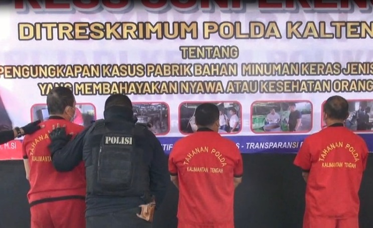 Tiga Pabrik Pembuatan Miras Ilegal di Palangka Raya Digerebek Polisi