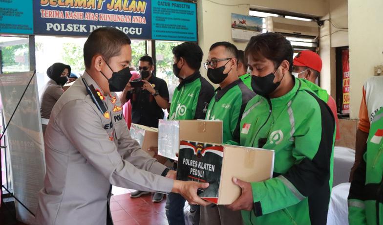 Polres se-Jawa Tengah Bagikan Bansos ke Warga Terdampak Kenaikan Harga BBM