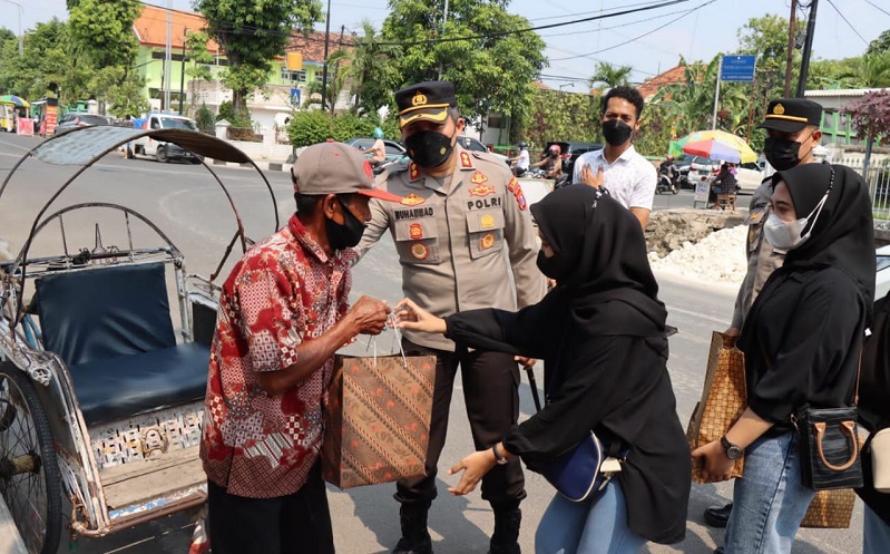 Kapolda Jatim Instruksikan Polres Jajaran Salurkan Bansos untuk Masyarakat 