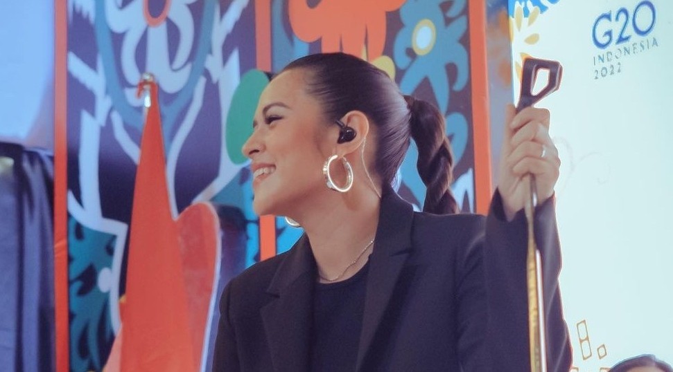 Anting Lepas saat Manggung, Raisa Berkelakar: Antingnya Pinjem Jadi Harus Dikembalikan
