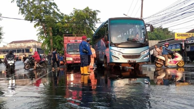 Banjir di Kompleks Ciledug Indah Tangerang Mulai Surut, Kendaraan Bisa Melintas