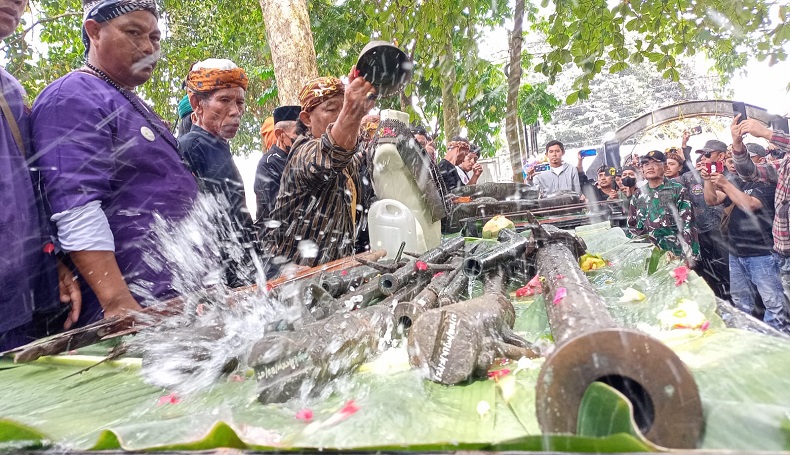 Yuk Kita Intip Tradisi Nyiramkeun Pusaka Kerajaan Talaga Manggung Majalengka