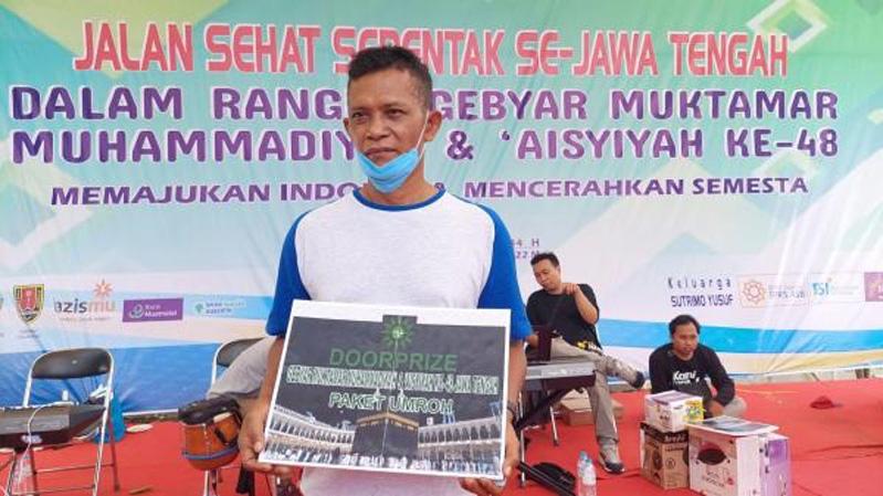  Kisah Haru Pranias, Tukang Sapu yang Dapat Hadiah Umrah Gratis dari Muhammadiyah