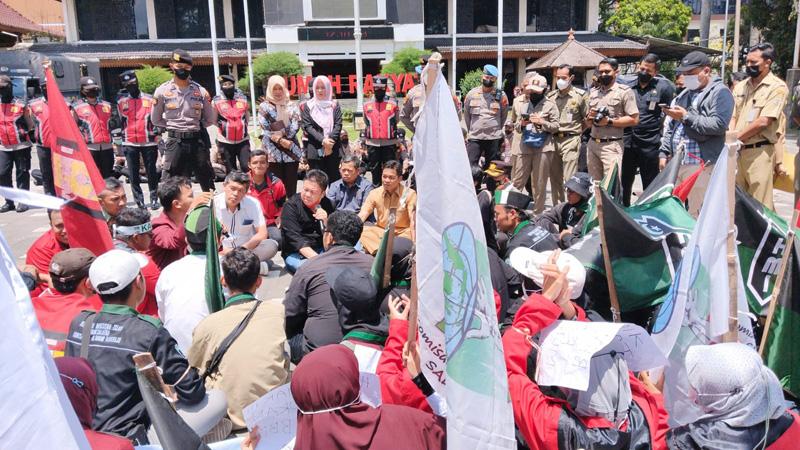 Demo Tolak Kenaikan BBM, Ratusan Mahasiswa Desak Ketua DPRD Salatiga Lakukan Ini