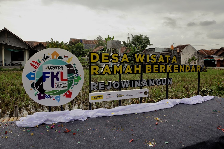 Adira Finance Beri Predikat Desa Wisata Ramah Berkendara kepada Desa Rejowinangun 