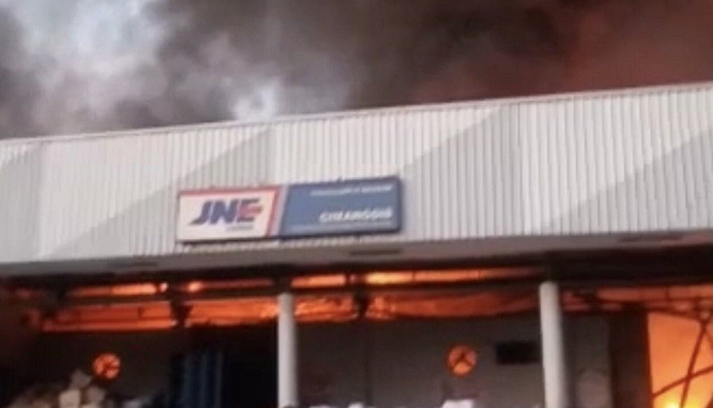 Kebakaran Gudang JNE di Depok, Damkar: 4 Orang Tertimpa Puing-Puing Tembok