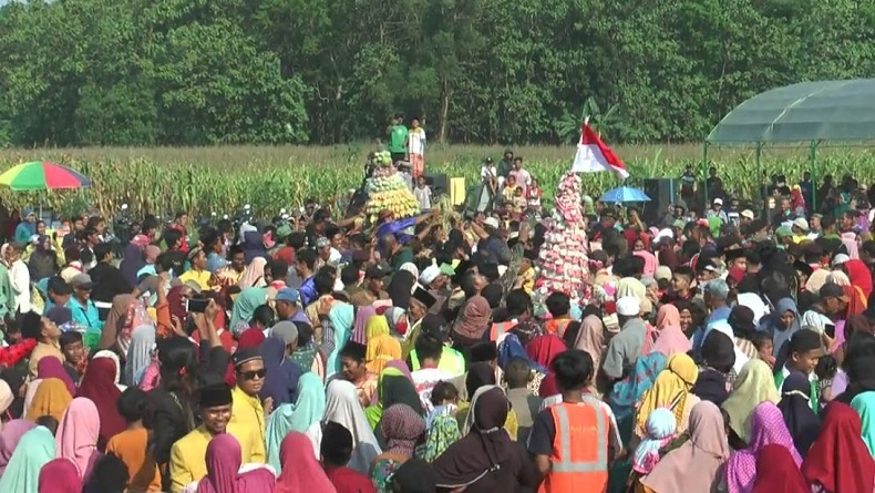 Ratusan Warga Rebutan Gunungan saat Haul Ki Ageng Tarub di Grobogan