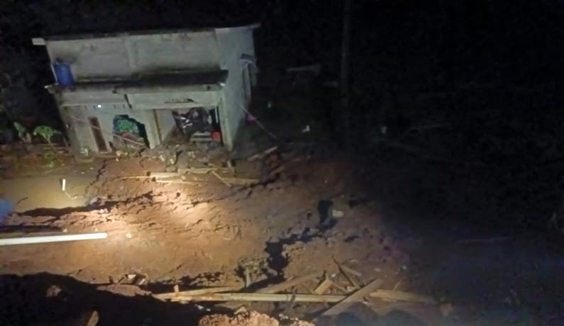  Tebing 6 Meter Longsor Timpa Rumah Warga Bergas Semarang