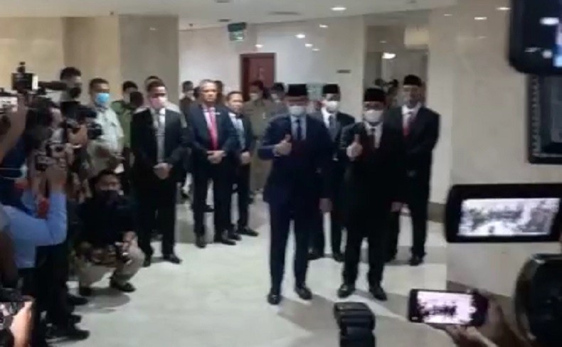 Pose Jempol Anies dan Ariza Hadiri Rapat Pemberhentian Gubernur-Wagub di DPRD DKI Jakarta