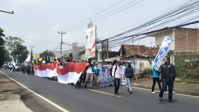 Ribuan Buruh Long March ke DPRD KBB sambil Bentangkan Bendera Merah Putih Raksasa