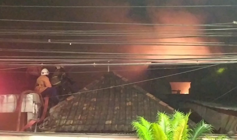 Gudang Mebel dan 2 Rumah di Surabaya Ludes Terbakar, 1 Petugas PMK Terluka