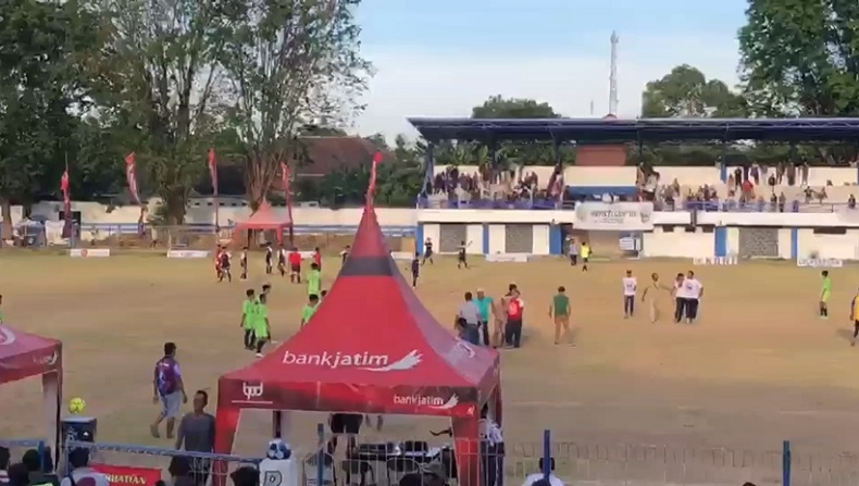 Viral Liga Bola Antarpelajar di Situbondo Ricuh Dipicu Keputusan Wasit Berat Sebelah