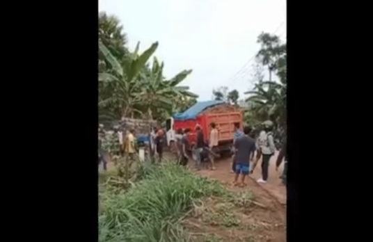 Detik-detik Truk Muatan Tanah Tabrak Pemotor hingga Tewas
