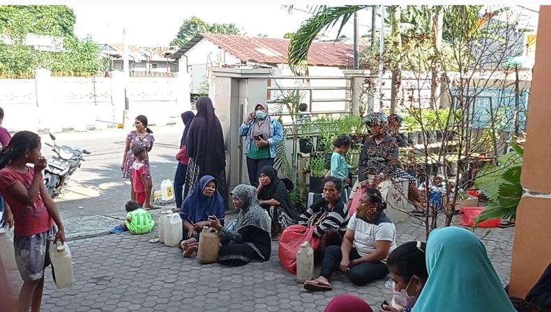 Minyak Tanah Langka Sepekan Terakhir, Warga Kota Ende Antre Berjam-jam di Agen