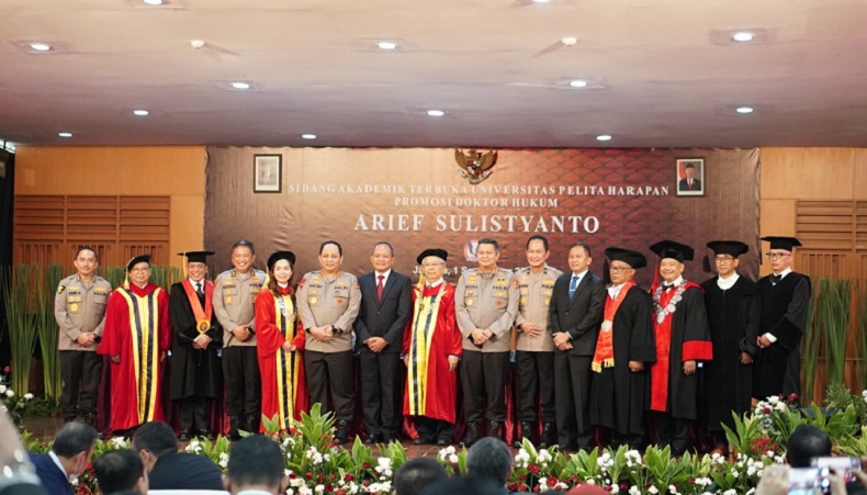 Lulus Doktor Hukum, Komjen Arief Sulistyanto Raih Predikat Summa Cumlaude