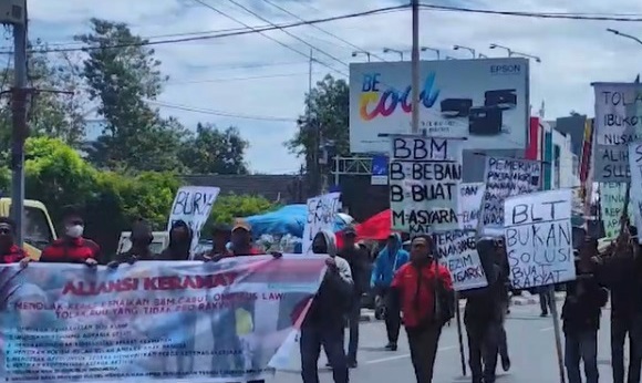 Tolak Kenaikan BBM, Ratusan Buruh dan Mahasiswa Geruduk DPRD Sulsel