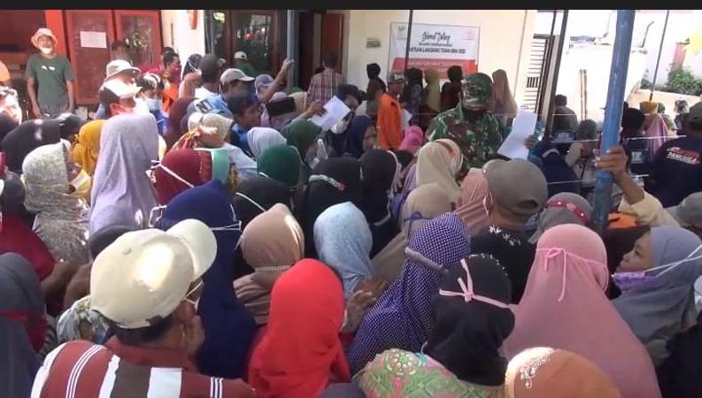 Ratusan Warga Brebes Antre Berdesakan demi BLT BBM Rp300.000