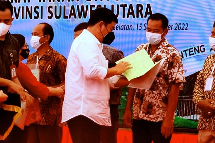 Tuntaskan Konflik Lahan, Menteri ATR Hadi Tjahjanto Bagikan 762 Sertifikat Tanah di Minahasa
