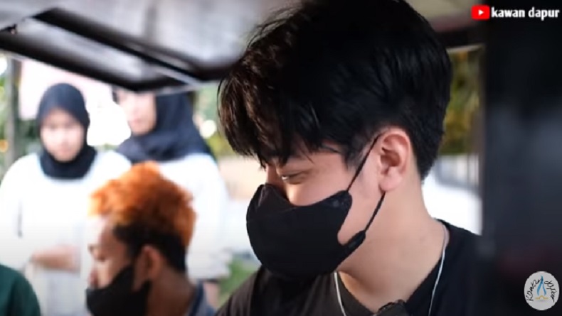 Viral Pedagang Ganteng di Area Kampus, Mahasiswi Auto Klepek-Klepek Rela Antre