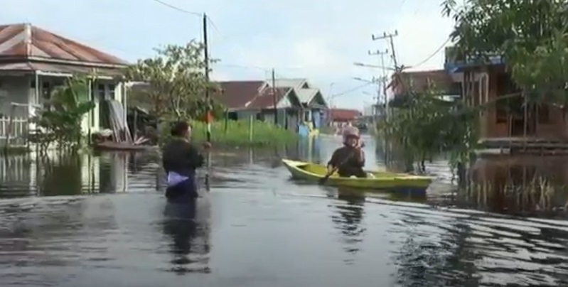 Banjir Semakin Dalam, Warga Perumahan Jalan Anoi Palangka Raya Gunakan Perahu untuk Beraktivitas