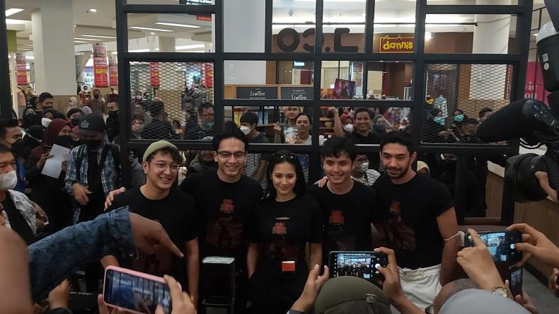 Sambut Penayangan, Para Pemeran Film Sri Asih Sapa Penggemar di Surabaya