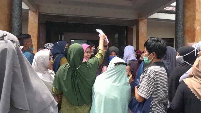 Cairkan BLT BBM, 1.240 Warga Berdesakan di Kantor Desa Cilame Ngamprah KBB