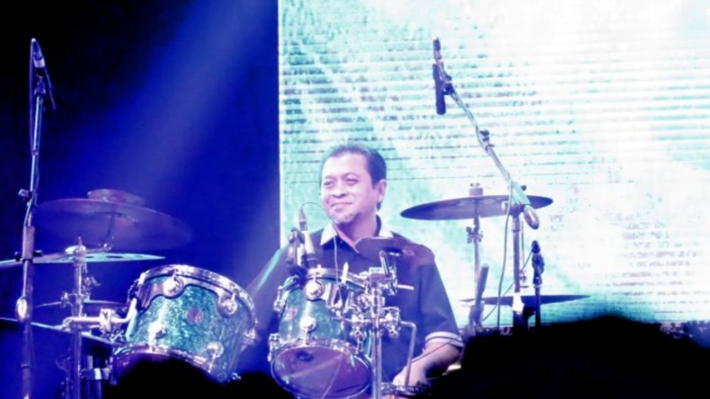 Ketika Wagub Kaltim Gebuk Drum di Konser Iwan Fals