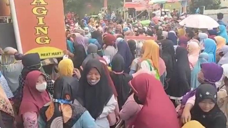 Ratusan Warga di Cilacap Berdesakan saat Antre Pencairan BLT BBM