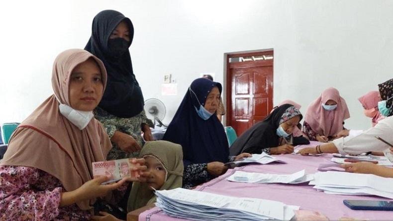 Kantor Pos Kudus Antar BLT BBM ke Keluarga Penerima Manfaat yang Sakit