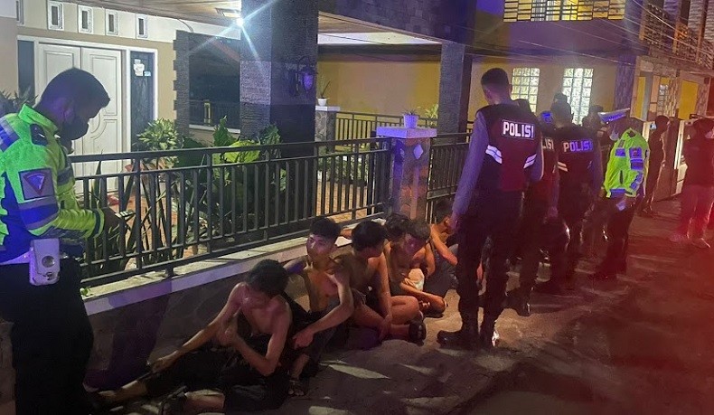 Geng Motor Remaja Ditangkap Warga, 1 Jadi Tersangka karena Bawa Sajam