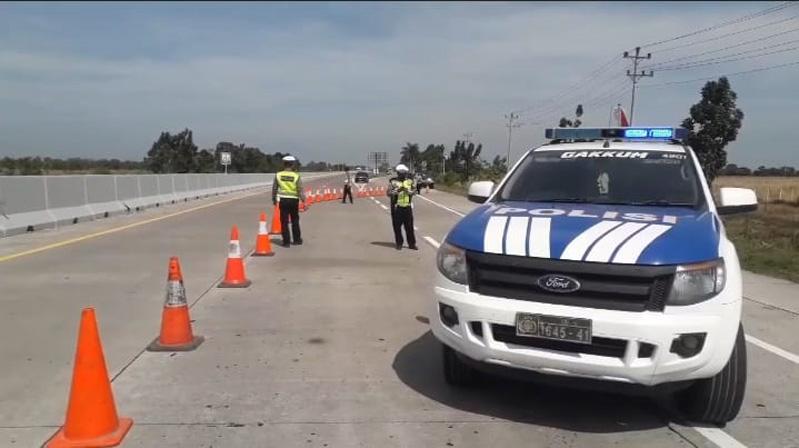 Olah TKP Kecelakaan Beruntun di Tol Pejagan, Petugas Sterilisasi Jalur Jakarta-Semarang
