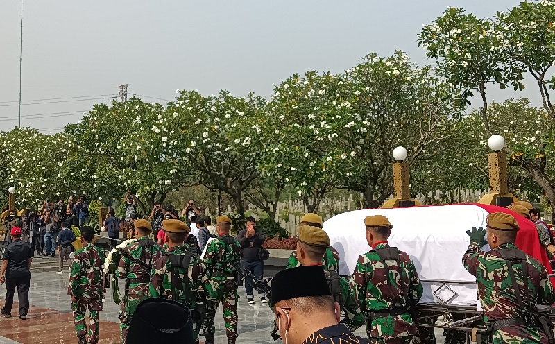 Jenazah Azyumardi Azra Disambut Pasukan Penembak Salvo di TMP Kalibata, Begini Suasananya