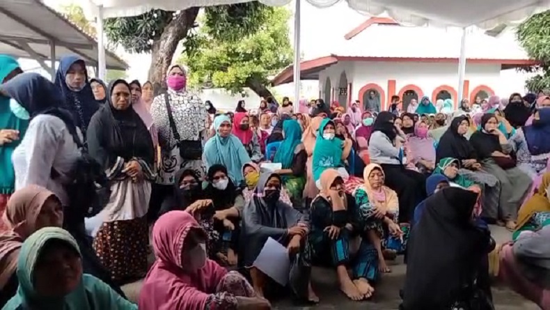 Cerita Warga Lotim Antre 2 Jam Cairkan BLT: Untuk Biaya Anak Sekolah
