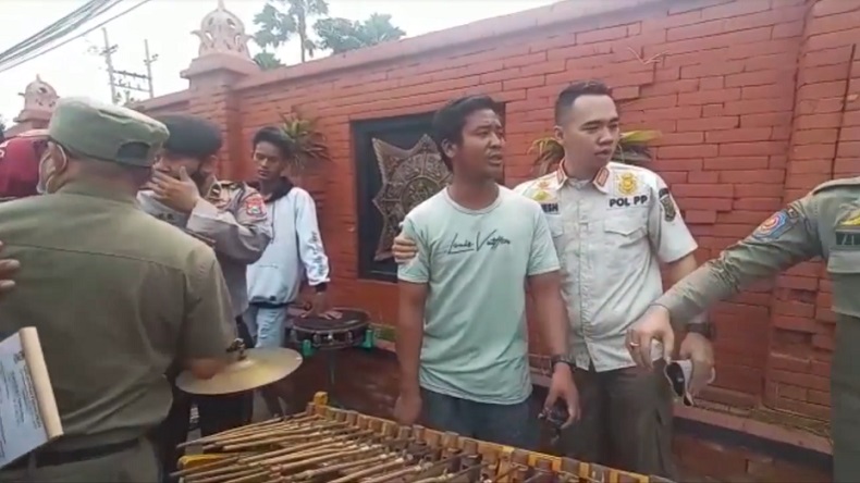Bantah Ganggu Ketertiban Umum, Pengamen Ribut dengan Satpol PP Mojokerto
