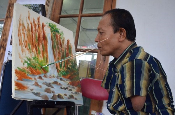 Kisah Sukses Agus Yusuf, Pelukis Difabel yang Berhasil Keliling Dunia Berkat Karyanya