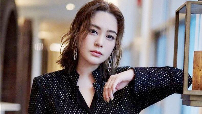 Gegara Paras Terlalu Cantik, Penyanyi Ini Sempat Ditahan Petugas di Bandara